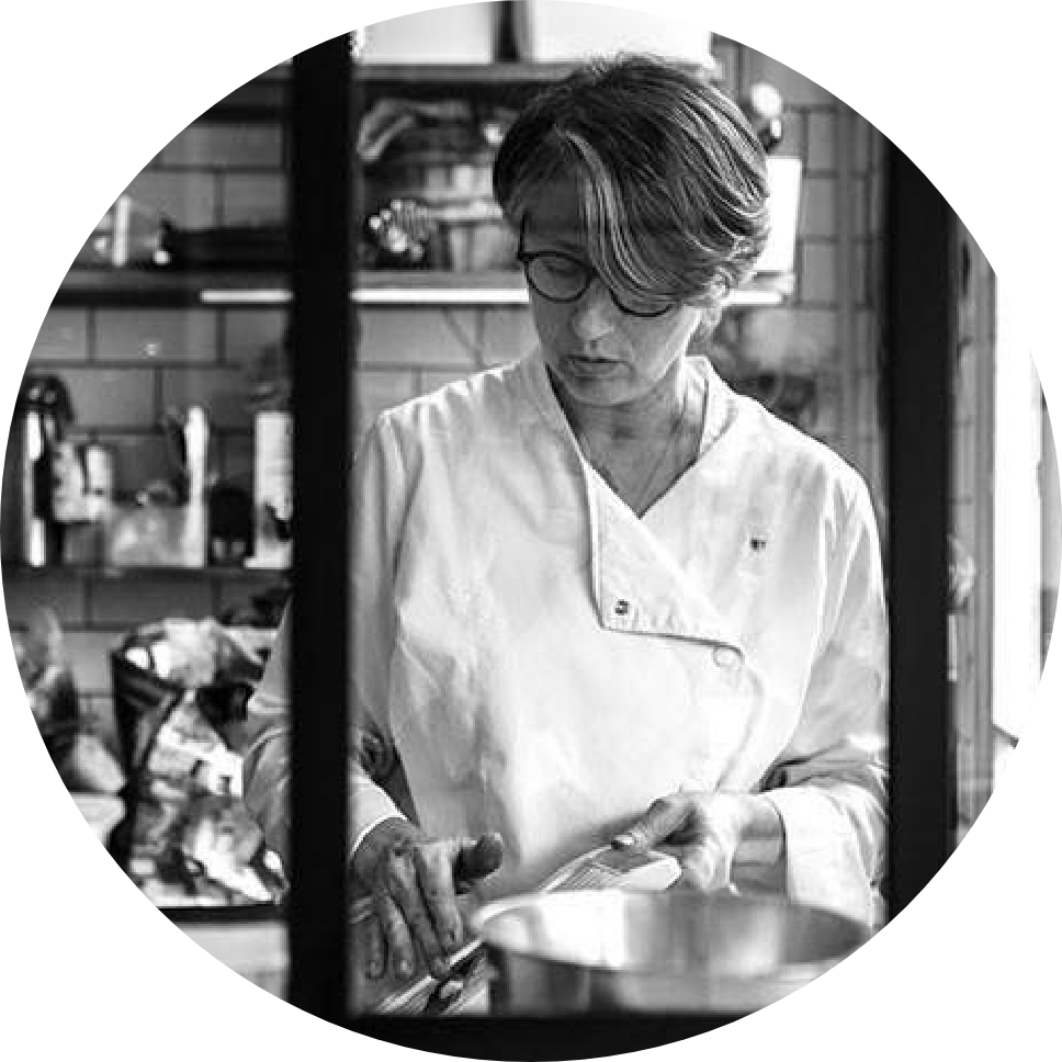 Portrait de Frédérique Triquet en train de faire la cuisine dans son restaurant